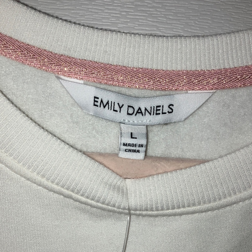Elegant Cream V-Neck Sweater with Floral Accents - Picture 3 of 9
